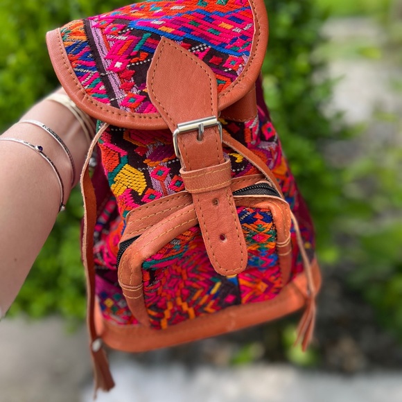 Gorgeous Guatemalan backpack, made from genuine leather and vintage Huipils. - Picture 4 of 6